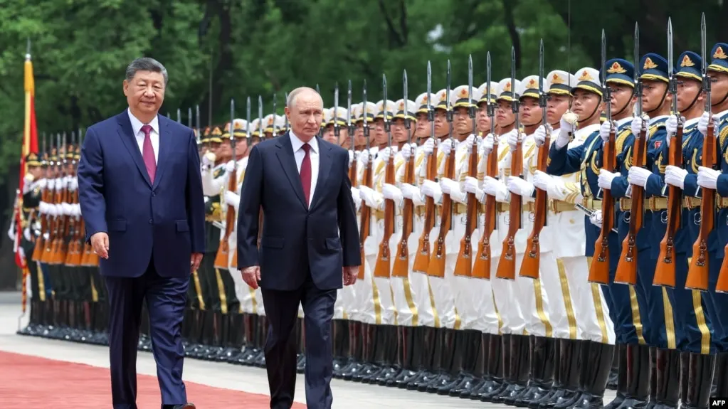 В Пекине лидеры России и Китая подписали концептуальную декларацию, продлили договор о дружбе, договорились о совместных энергетических проектах и продлении безвизового режима до конца 2027 года.