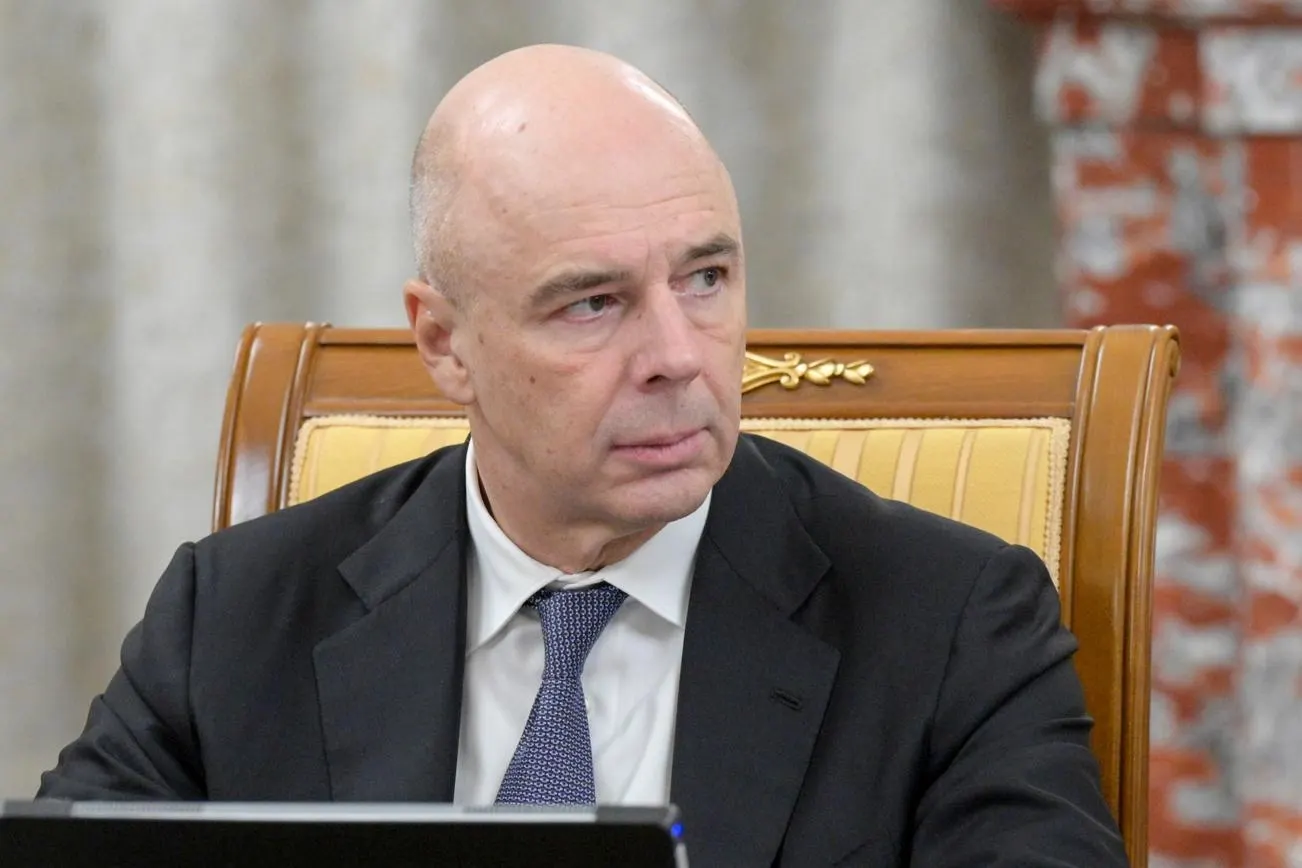 Министр финансов попросил временно заморозить часть бюджетных расходов на 2,9 трлн рублей, чтобы покрыть перерасход по военным расходам, который в этом году может составить 2–4 трлн рублей.