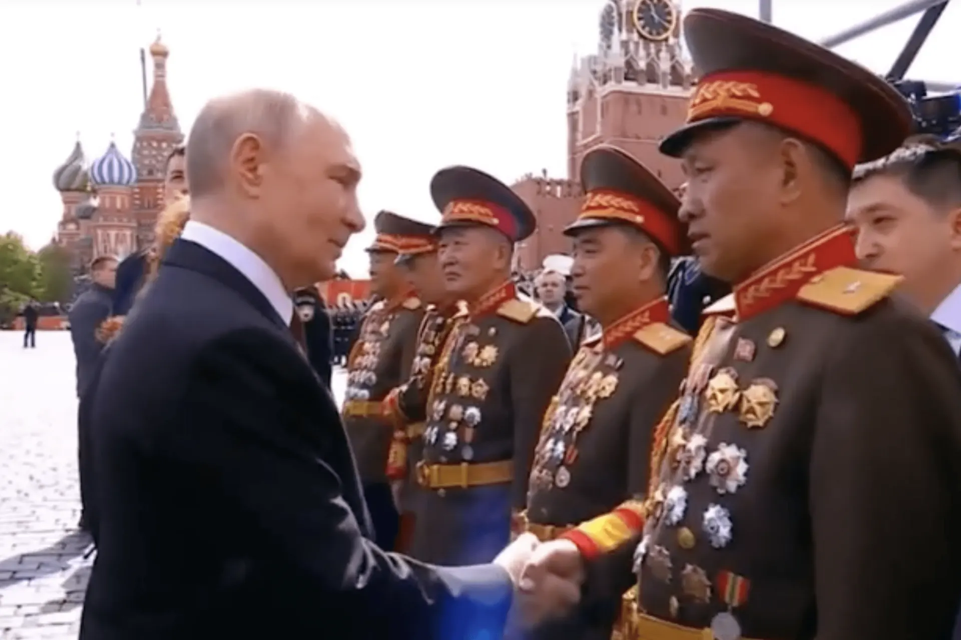 В декабре 2025 года прошла секретная церемония награждения северокорейских военных, участвовавших в операциях в Курской области — сведения подтвердились после экспозиции в Пхеньяне, где выставили фотографии и медали.