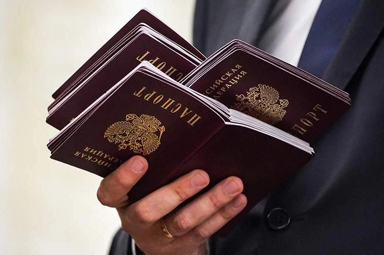 Депутаты от «Единой России» готовят поправки ко второму чтению законопроекта о порядке получения гражданства: иностранцам с непогашенной судимостью могут разрешить получать РВП, ВНЖ и гражданство, если их привлекли к ответственности за поддержку политики РФ и СВО за рубежом.