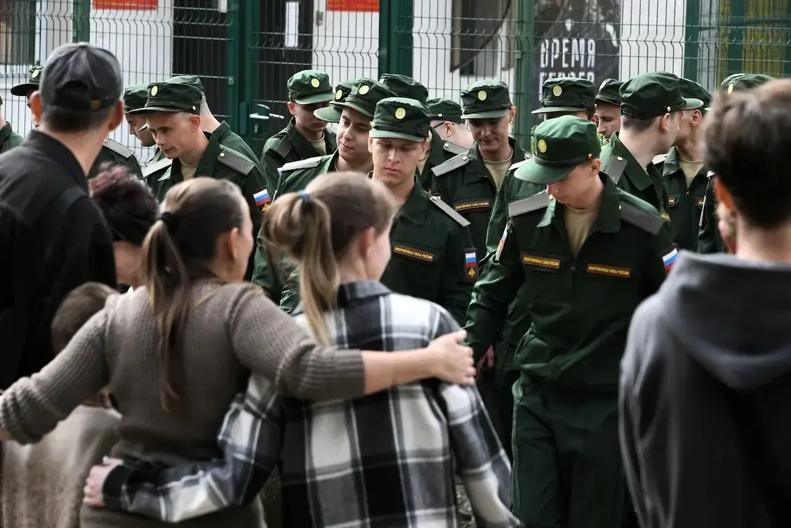 Группа из более чем 450 женщин подала первый иск в Верховный суд РФ и планирует серию обращений: они считают, что поправки к закону лишают их права на выплаты и нарушают принцип равенства, поскольку требуют одновременно трёхлетнего проживания и наличия общего ребёнка.