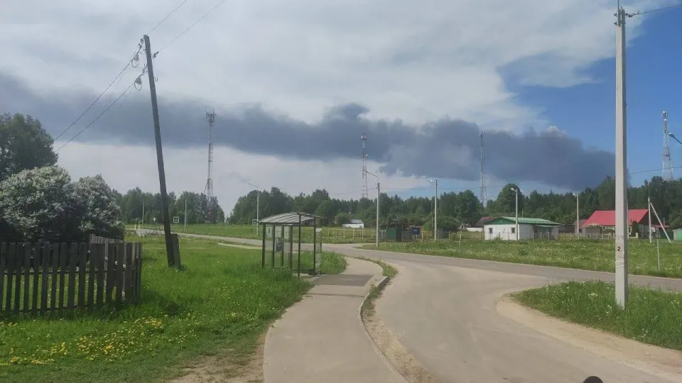 Утром 24 мая беспилотники нанесли удар по объекту в Камешковском районе Владимирской области — загорелась нефтяная инфраструктура площадью около 800 м². Службы сообщили об отсутствии пострадавших; СБУ подтвердила поражение нефтеперекачивающей станции и анонсировала новые операции. Ряд ударов по энергетике в мае привёл к перебоям в поставках топлива.