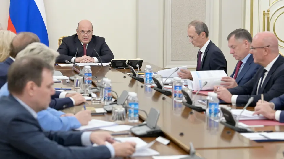 Правительство потребовало от крупных нефтекомпаний подписать соглашения с Минэнерго и ФАС о регулировании объёмов производства, отгрузок, экспорта и цен на топливо на фоне серии атак беспилотников, серьёзно снизивших переработку нефти.