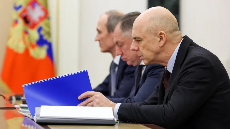 Вице‑премьер заявил, что при падении доходов, низких цен на нефть и росте потребности в оборонных расходах правительству придётся выбирать приоритеты и ужесточать фискальную дисциплину, чтобы сбалансировать бюджет.