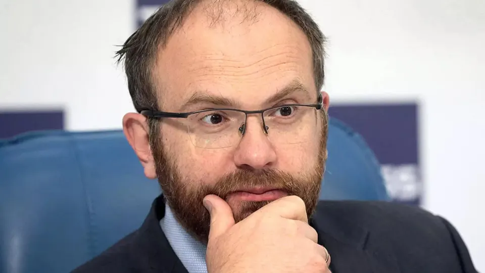 Заместитель председателя синодального отдела РПЦ Вахтанг Кипшидзе призвал не паниковать из‑за массовых отключений интернета, отмечая, что это напоминание о преходящести технологий и ценности духовных устоев. Власти называют меры вопросом безопасности; эксперты прогнозируют дальнейшую изоляцию сети.