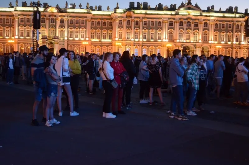 Ночью 27–28 июня в Санкт-Петербурге состоится «Алые паруса» для около 66 тысяч выпускников; одновременно государство утвердило 300 приоритетных образовательных программ и увеличило число бюджетных мест, а в Смоленске пройдут мероприятия ко Дню молодёжи (26–28 июня).