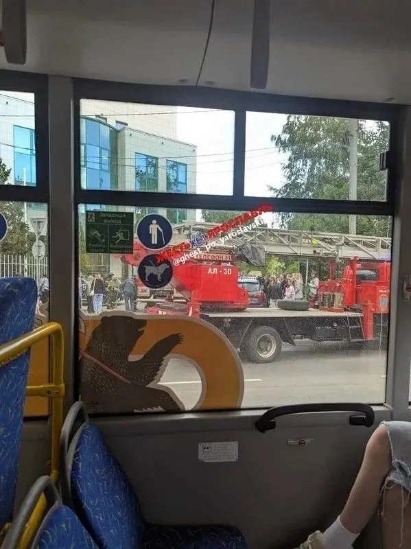В Кировском районе офис банка эвакуировали из‑за задымления. Утверждения о взрывном устройстве проверяют, пострадавших не зафиксировано.