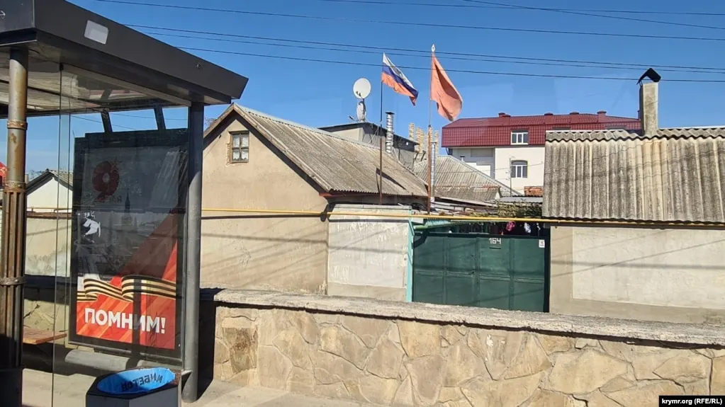 Серии ударов дронов привели к жертвам и разрушениям в Крыму и нескольких российских регионах; власти сообщают о сбитых БПЛА и пострадавших.
