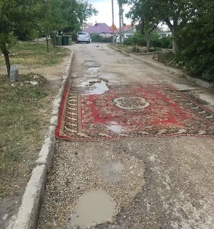 В Госдуму внесён законопроект, предполагающий, что жители смогут самостоятельно восстанавливать асфальтовое покрытие во дворах и на местных дорогах. В правительстве инициативу не поддержали, заявив, что ремонтом должны заниматься специалисты.