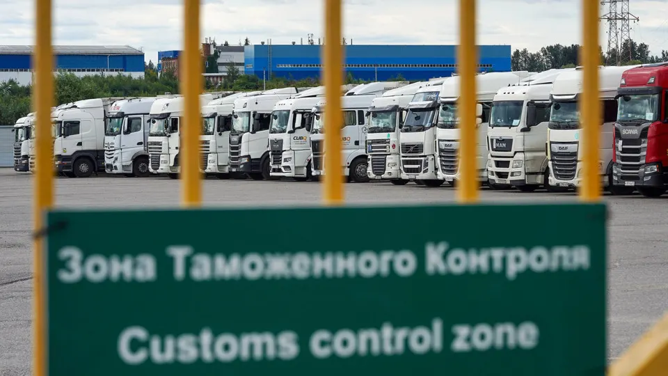 Правительство ввело переходный период для новой системы подтверждения ожидания товаров (СПОТ), а также продлило упрощённый порядок ввоза товаров из стран ЕАЭС до конца августа — меры отложат «обеление» импорта и обязательные обеспечительные платежи.