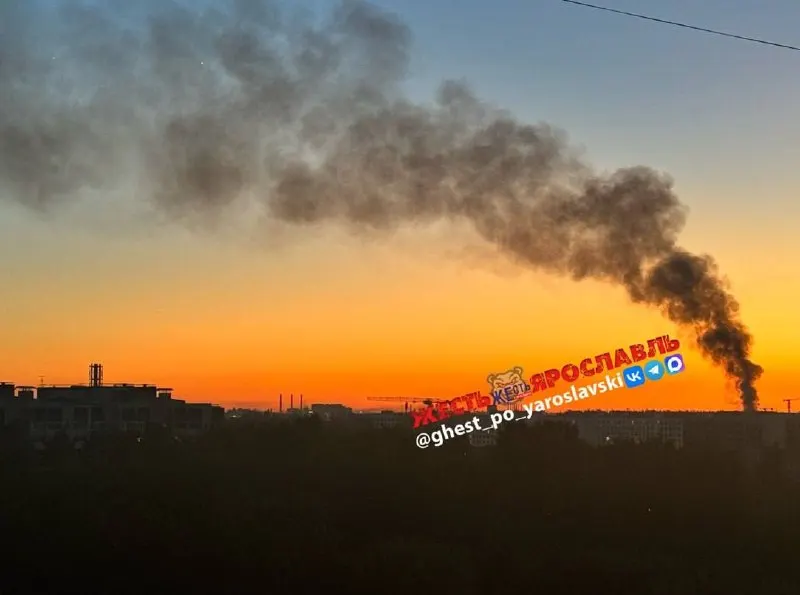 Вечером в Заволжском районе Ярославля на улице Залесская загорелись хозяйственные постройки. На место выехали четыре спецмашины, в МЧС заявили, что информация уточняется.