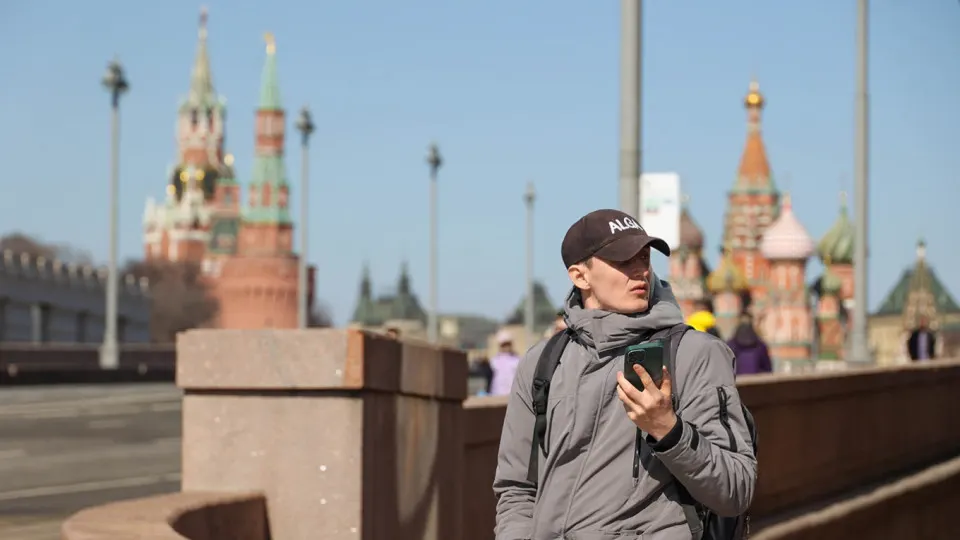 Правительство предложило создать информационную систему с IMEI‑идентификаторами: операторы будут передавать данные об устройствах и блокировать SIM‑карты у телефонов, признанных похищенными, незаконно ввезёнными или не отвечающими требованиям безопасности.