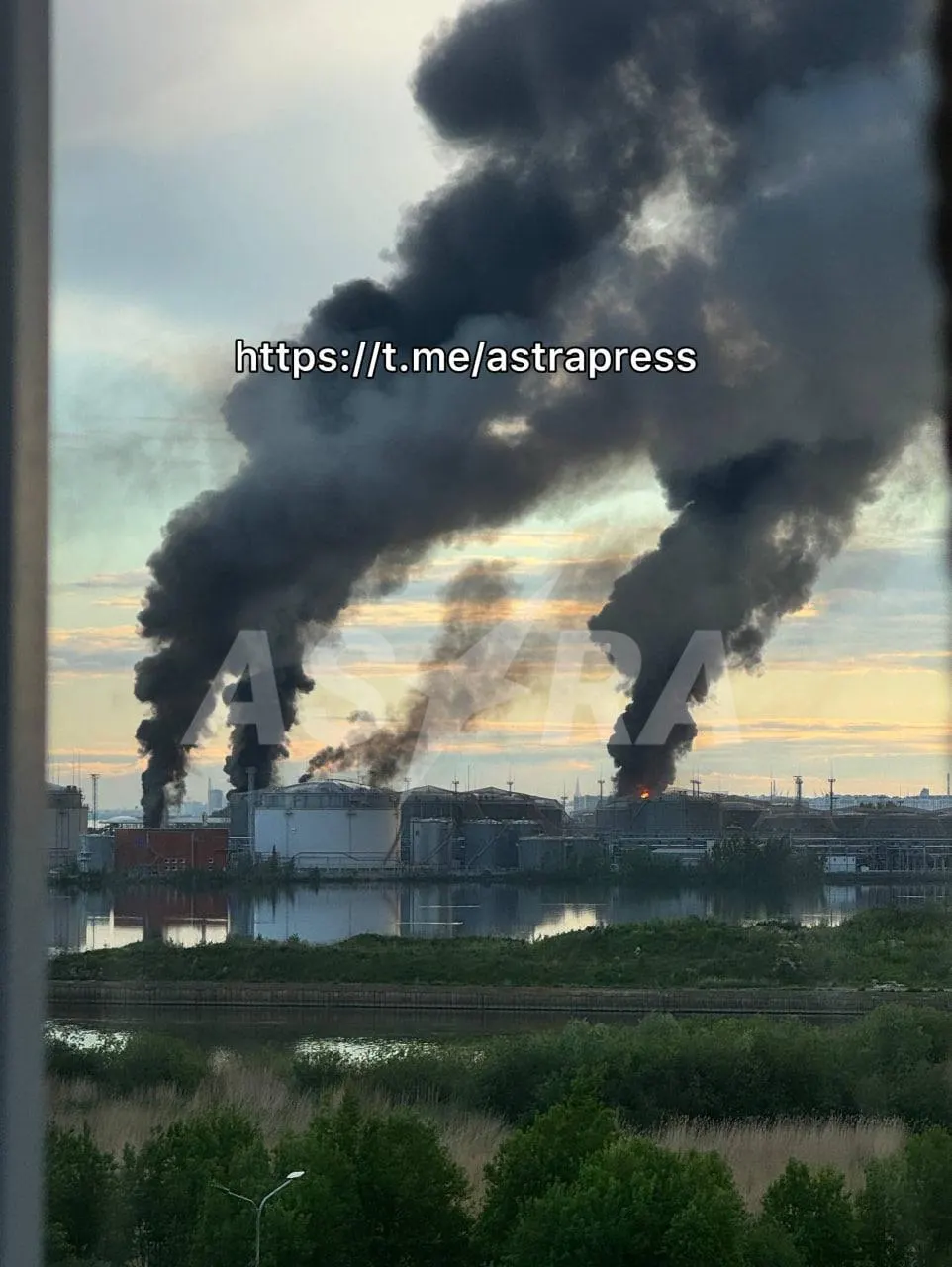 Ночью по нескольким регионам России была нанесена крупная волна ударов беспилотниками: в Смоленской области есть погибшие и пострадавшие, в Ленинградской области и Петербурге — повреждения инфраструктуры; по данным Минобороны, поражено сотни БПЛА в обеих сторонах.