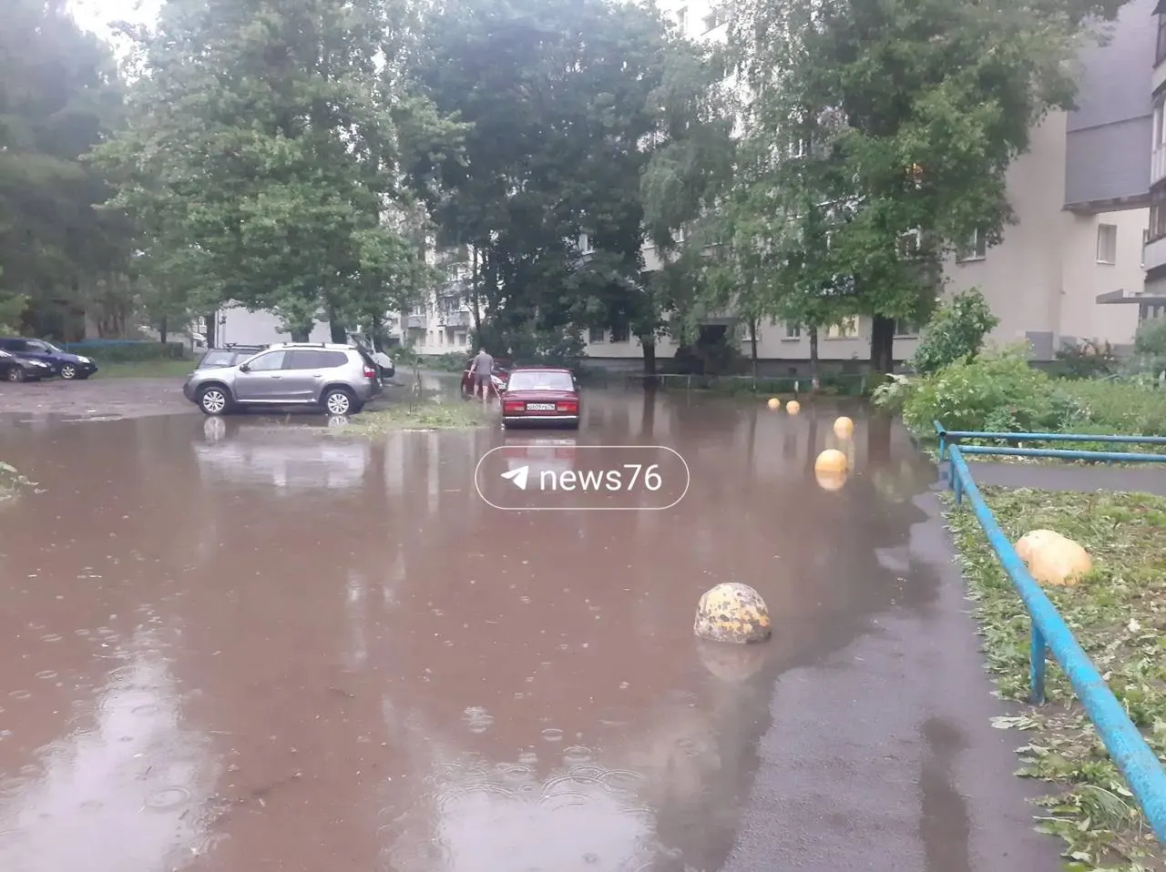 В Дзержинском районе Ярославля после дождя подтопило несколько участков — вода наблюдается на Ленинградском проспекте у ТЦ «Космос» и на Мурманском проезде. Жителей просят сообщать о новых случаях подтопления.