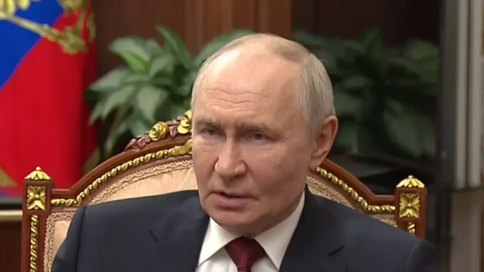 Президент РФ заявил, что Киев якобы предложил взаимный отказ от дальнобойных ударов и ограничение боевых действий четырьмя оккупированными регионами; назвал это попыткой сохранить силы ВСУ и пообещал продолжать наступление.