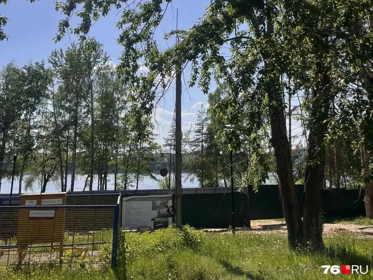 На берегу Волги в Ярославле оградили участок: там планировали построить ресторанный комплекс, но работы приостановлены из‑за споров о правах на землю и разрешениях.