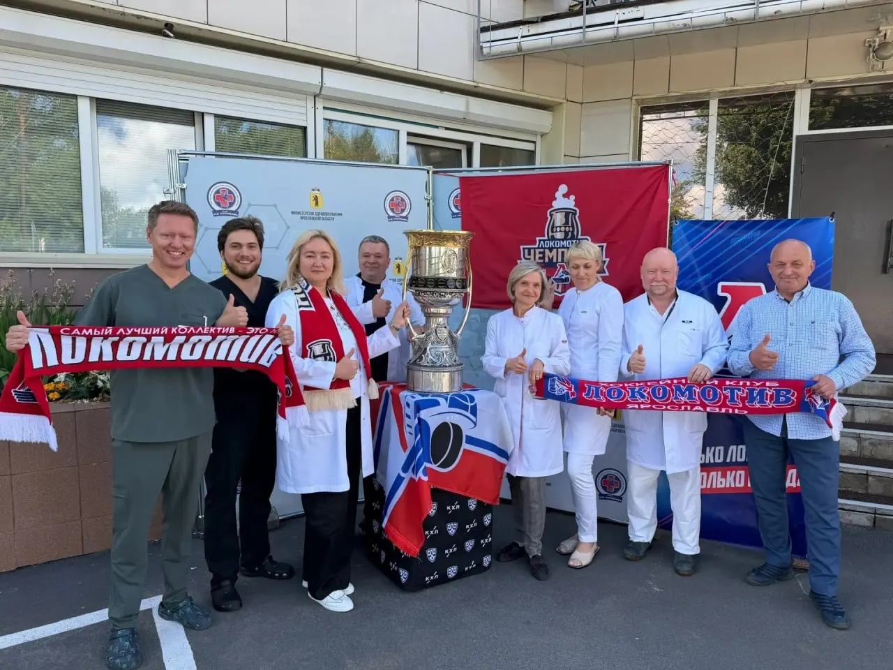 Трофей Континентальной хоккейной лиги показали пациентам и персоналу: кубок доставил врач команды «Локомотив».