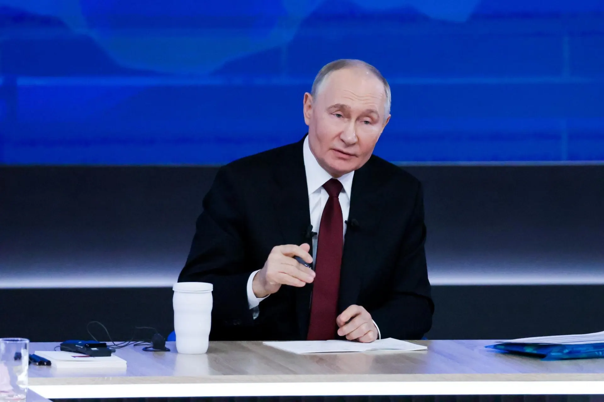 Президент объявил о планах нарастить количество медперсонала и больничных мощностей по всей стране и призвал повысить престиж медицинских профессий.