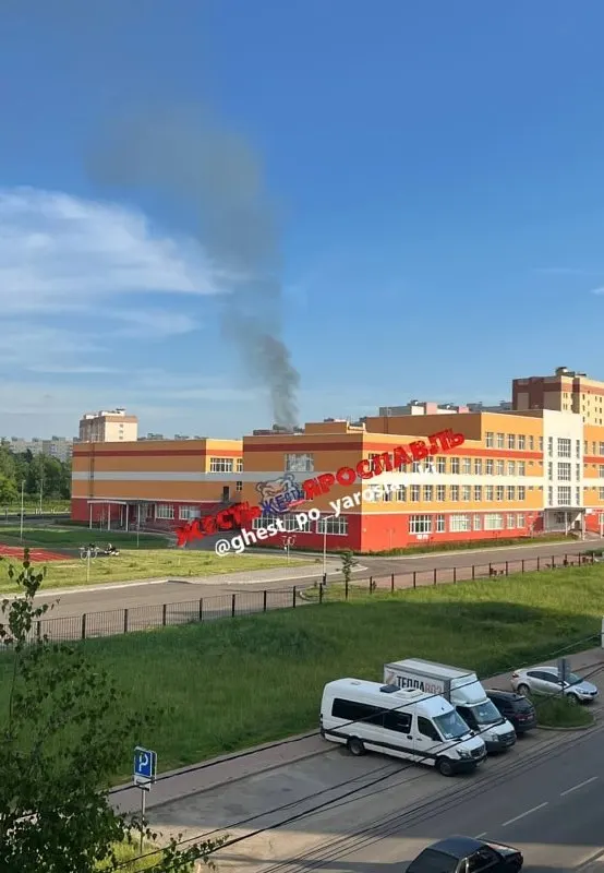 Пользователи соцсетей заметили высокий столб чёрного дыма в районе Пашуковской — по сообщениям, горит заброшенное строение рядом со школой №92. Очевидцев просят делиться фото и видео.