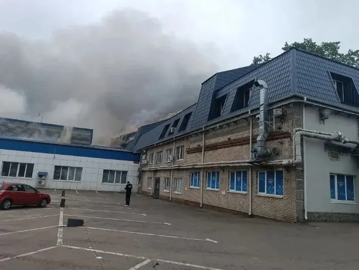 18 июня по Москве и Московской области была проведена масштабная атака БПЛА — около 190 аппаратов сбиты. Зафиксированы попадания в НПЗ и торговый центр, введены ограничения в аэропортах. Пострадавших пока не сообщают.