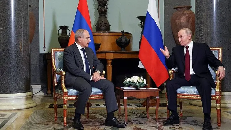 1 июня президент России по телефону поздравил премьер‑министра Армении с днём рождения и обсудил результаты заседания Высшего евразийского экономического совета, прошедшего 29 мая в Астане; на встрече затрагивалась тема участия Армении в ЕАЭС на фоне её сближения с ЕС.