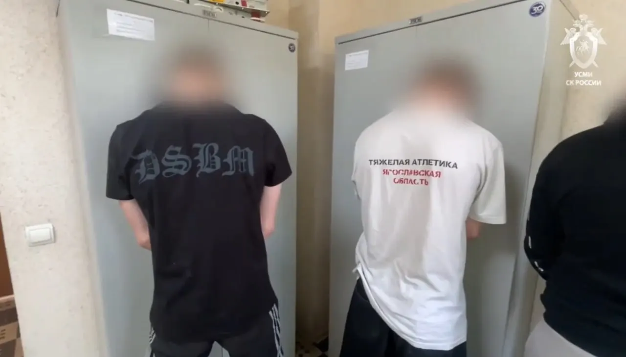 Полиция задержала 11 участников массовой драки в торговом центре «Аура» в Ярославле. Трое обвиняются в создании экстремистского сообщества, остальные — в участии в нём; по версии следствия, с января 2026 года банда напала на 12 человек.