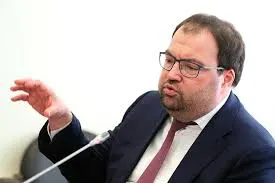 На IT‑завтраке в рамках ПМЭФ‑2026 министр цифрового развития Максут Шадаев сообщил, что внедрение механизмов возрастной идентификации на онлайн‑платформах — ближайшая задача; ведомство изучает, в том числе, опыт игровой платформы Roblox.