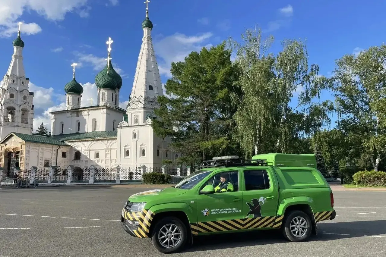 В город поступили специализированные автомобили с выдвижными комплексами фиксации, табло переменной информации и оборудованием для обследования дорог. Техника будет использоваться при контроле нарушений и организации временных перекрытий.
