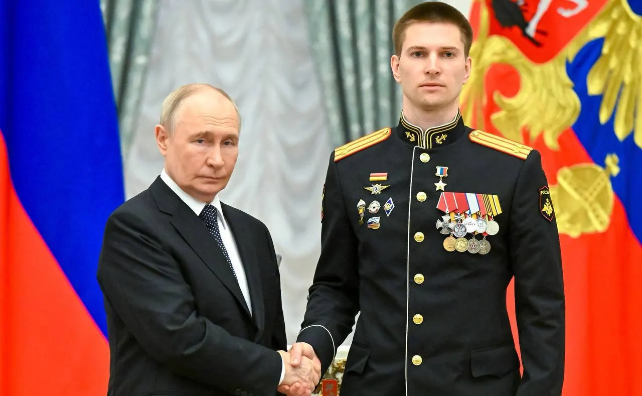 В Кремле президент вручил медаль «Золотая Звезда» подполковнику Ивану Берестовскому за мужество в ходе специальной военной операции; он дважды был ранен, лично поражал бронетехнику, получил досрочное звание и именное оружие.
