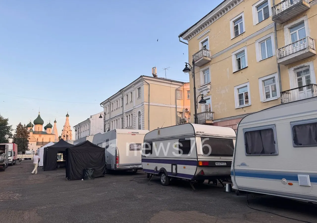 Вечером 13 июня в центре Ярославля временно ограничили проход на площадь: в городе проходили съемки полнометражного фильма с декорациями спортивного мероприятия.