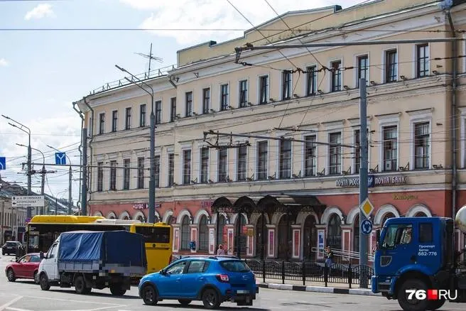 Областная служба охраны объектов культурного наследия требует изъятия у частной компании трёхэтажного доходного дома Пастуховых и прилегающего участка; дело рассматривает Арбитражный суд Ярославской области.