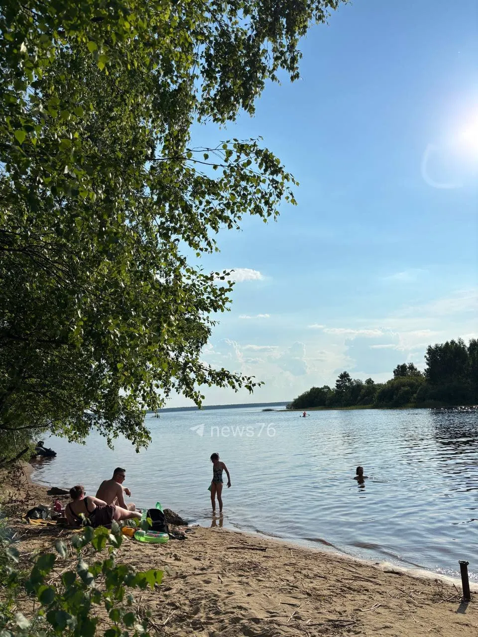 Вода в Волковском ручье, впадающем в Рыбинское водохранилище, покрылась чёрным налётом. Ещё вчера на берегах отдыхали люди, причины загрязнения пока неизвестны.