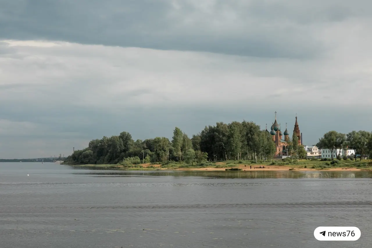 Днем ожидается около +14°C и дождь — возьмите с собой зонт.