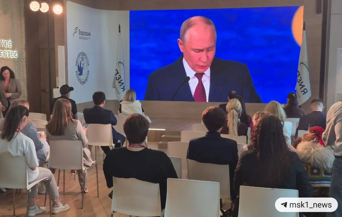 Президент констатировал смещение экономического роста в пользу стран Глобального Юга, усиление роли БРИКС и изменение правил мировой торговли; также он связал нынешнюю турбулентность с переходом к многополярности и отметил влияние изъятия резервов на доллар и евро.