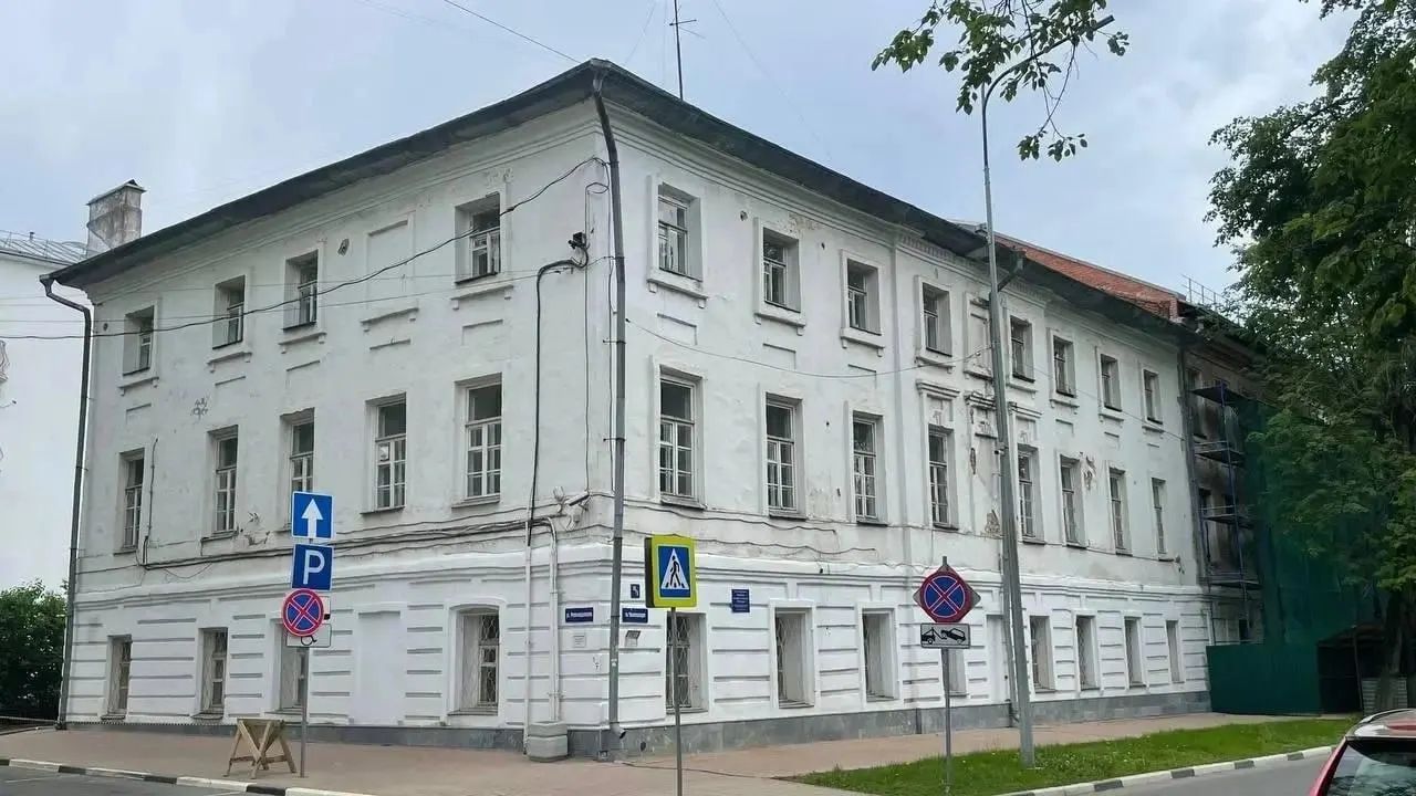 Здание по адресу площадь Челюскинцев, 10/3 реставрируют: сохранят исторический облик фасада и лестницу, внутри перепланируют под гостиницу при сохранении старинных конструкций.