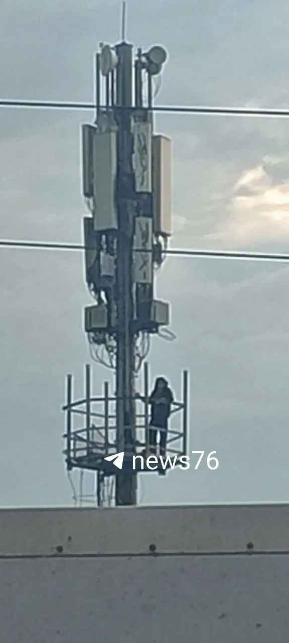 В Нефтестрое заметили детей на вышке сотовой связи; местные обеспокоены опасностью и просят владельцев оградить доступ к конструкциям.