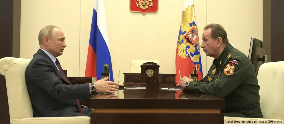 По данным источников, руководство ФСБ и Росгвардии обсуждало возможность отложения или отмены сентябрьских выборов из‑за экономических проблем и падения рейтингов; в администрации президента и среди лидеров власти такую идею отвергают.