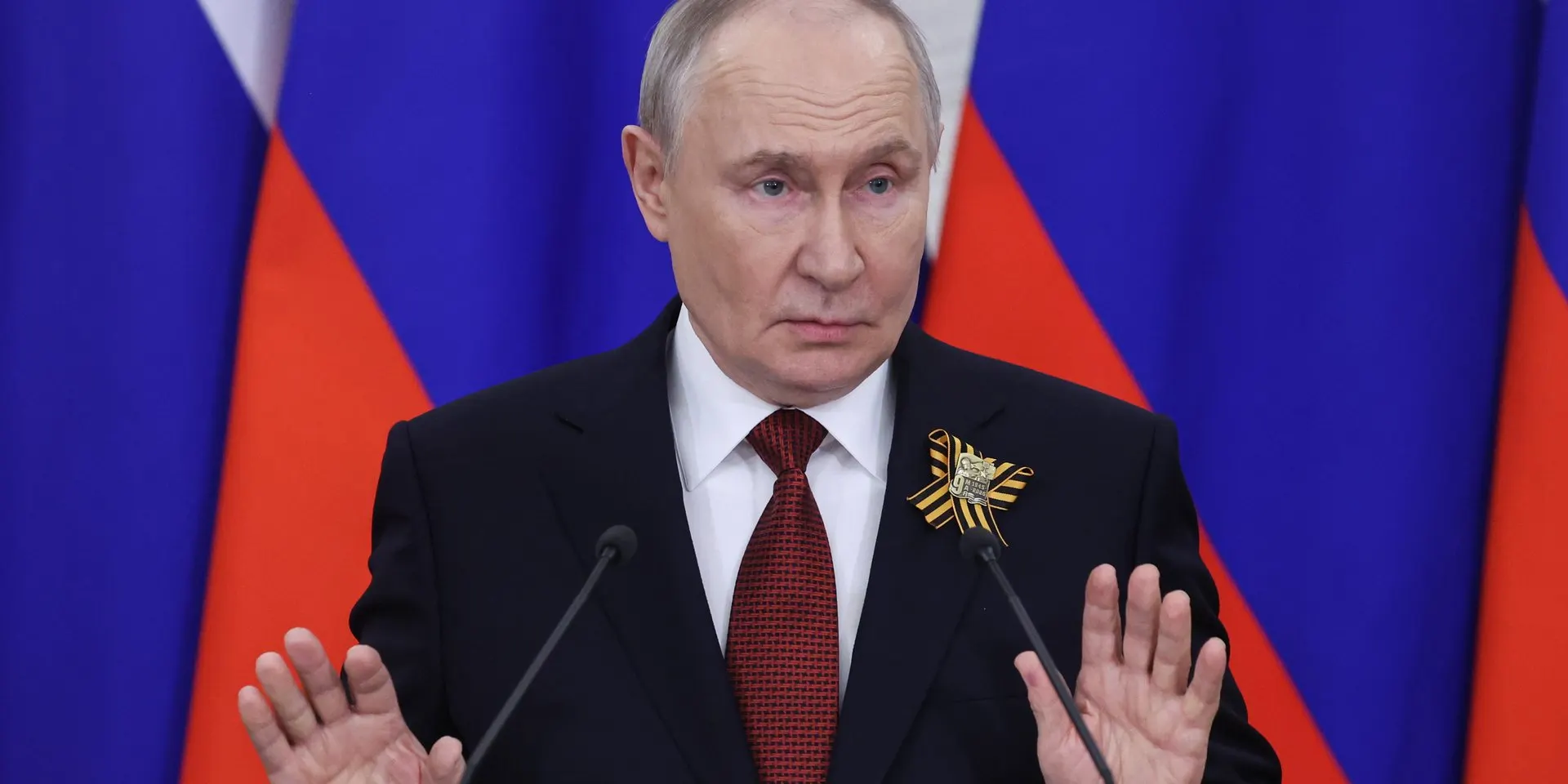 Чиновники финансовых ведомств заявляют, что при текущем уровне военных расходов дефицит бюджета опасно растёт. Минфин предлагает урезание невоенных статей расходов, но Минобороны и отдельные группы в Кремле этому противодействуют.