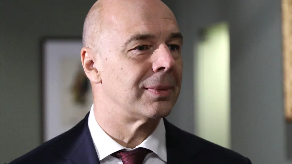 Министр финансов заявил, что компании топливно-энергетического комплекса должны самостоятельно закупать средства защиты; затраты можно включать в себестоимость. Между тем атаки дронов уже существенно снизили переработку и подняли цены на топливо.