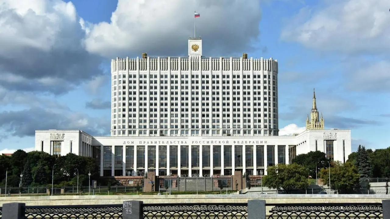 В Госдуму внесён законопроект о полной или частичной компенсации утильсбора для семей с тремя и более детьми, но в правительстве выступили против из‑за дополнительных бюджетных расходов и неуказанных источников финансирования.