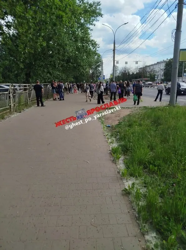 Павильон на остановке у Моторного завода отсутствует уже несколько месяцев: люди жалуются на отсутствие укрытия, урн и антисанитарию. В мэрии сообщили о закупке новых павильонов.