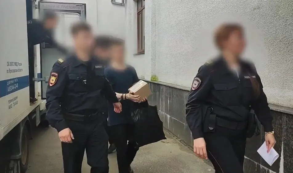 Суд Ярославской области признал мужчину виновным в государственной измене и публичных призывах к экстремизму. По версии следствия, он собирал сведения о военных объектах и критической инфраструктуре региона.