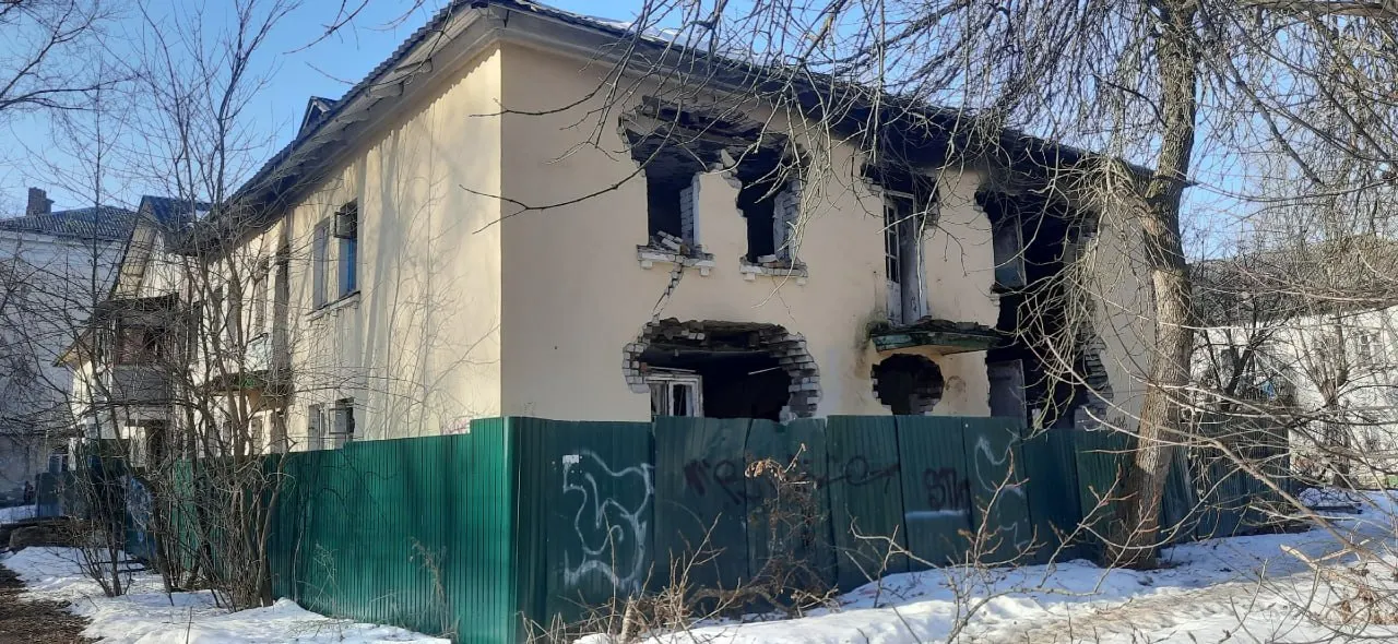 Расселённые двухэтажки давно простаивали: жителей переселили в новые квартиры, а после сноса освободившиеся участки перейдут городу и могут быть застроены жилыми или социальными объектами.