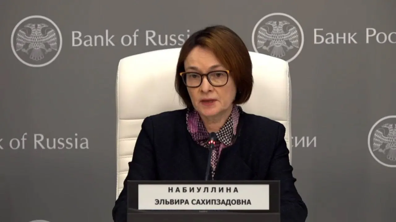 Глава Центробанка на пресс‑конференции сообщила, что пропуск мероприятий был вызван простудой и потерей голоса; регулятор объявил снижение ключевой ставки до 14,25% годовых.