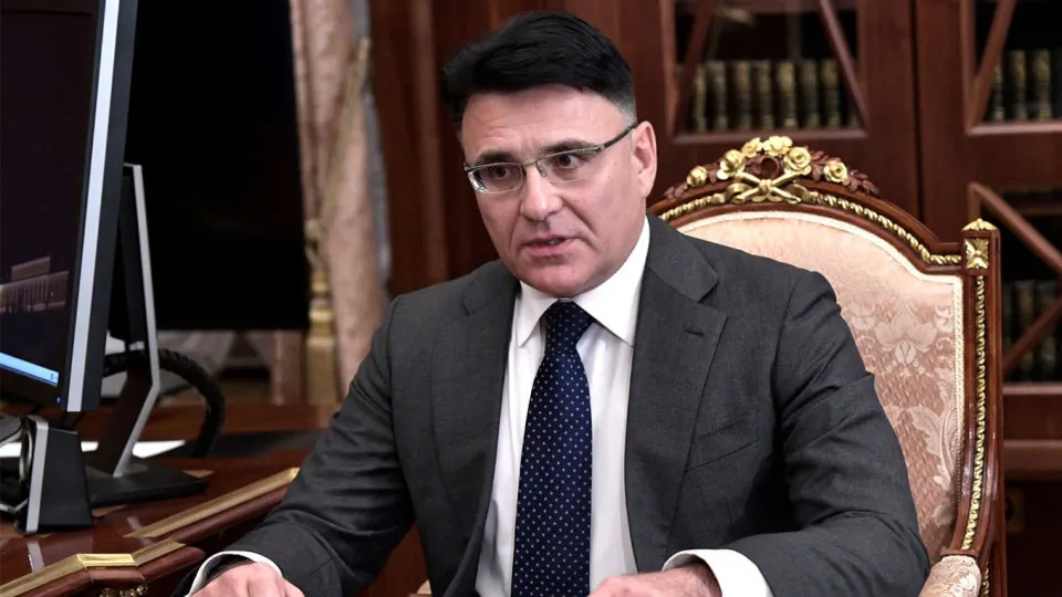 Гендиректор крупного медиахолдинга призвал ввести квоты на иностранное кино: по его мнению, это позволит отбирать лучшие зарубежные картины для проката, повысить уровень показа и освободить экранное время для отечественного кинопроизводства. Ранее похожие инициативы выдвигались в отрасли, а президент дал поручение Минкультуры ускорить решение по квотам.