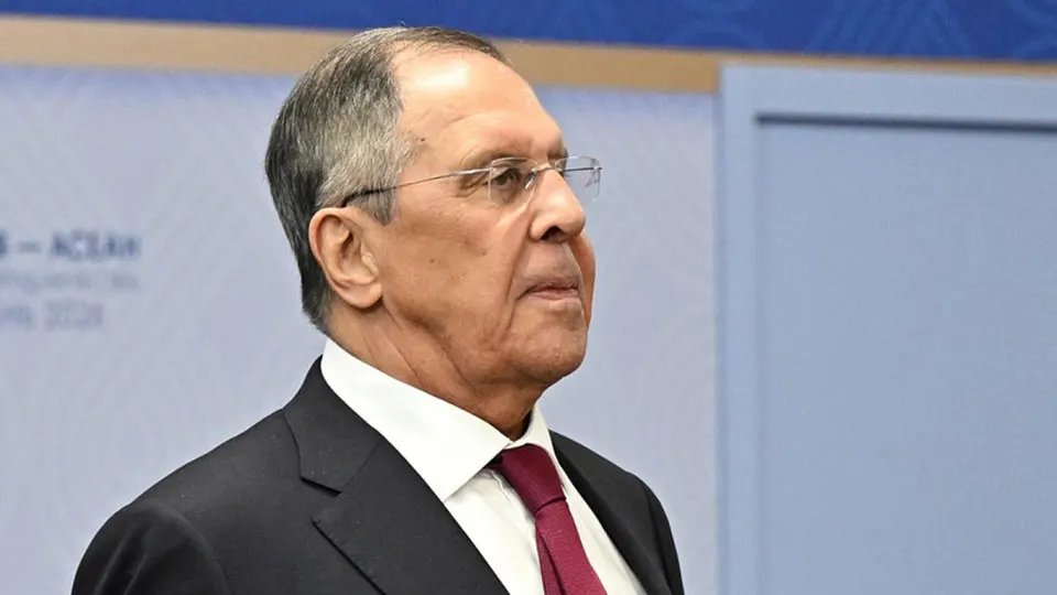 МИД заявил, что вооружённые силы будут регулярно наносить групповые удары по объектам, влияющим на боеспособность ВС Украины. Ночной удар дронов по Москве вызвал пожары на НПЗ в Капотне и в торговом комплексе, привёл к задержкам авиарейсов и выпадению «нефтяного дождя» в Подмосковье; Киев назвал атаку ответом на удар по религиозному объекту в Киеве.