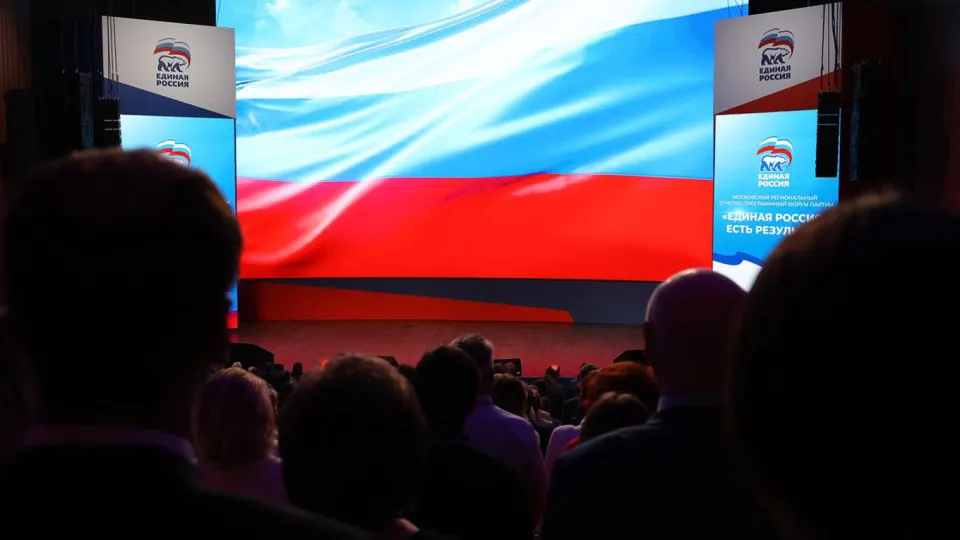 Власти скорректировали ориентиры по явке и ожидаемым мандатам «Единой России» после падения рейтинга партии, при этом сохраняется задача обеспечить конституционное большинство.