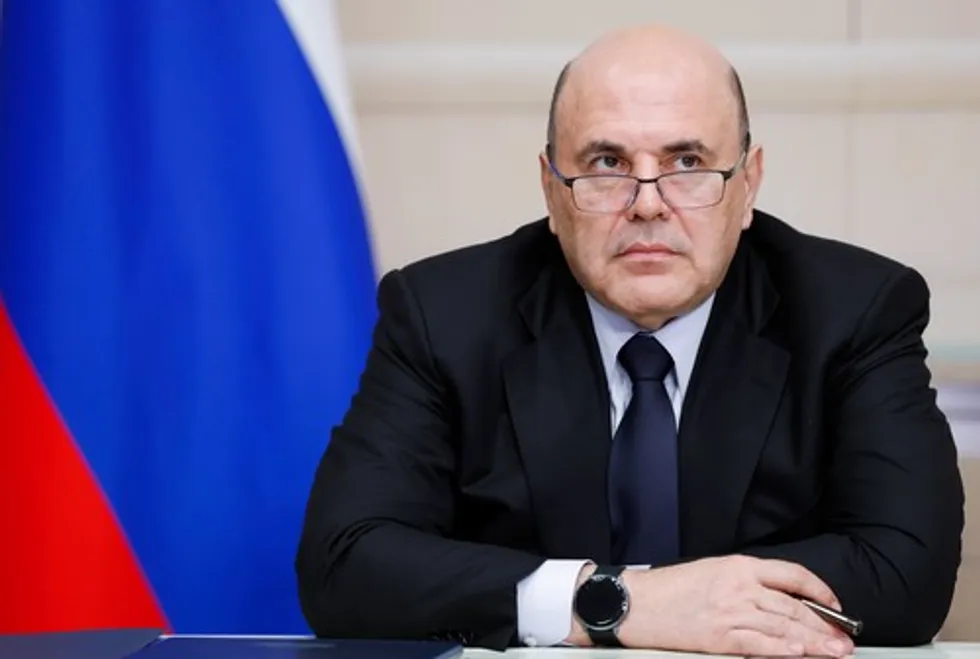 По данным утечек, в 2022 году сестра премьер‑министра положила в Газпромбанк около 12 млрд рублей; при официальных доходах таких накоплений объяснить невозможно. Расследование также описывает связи с бизнесменом, операции через зарубежные компании и владение дорогой недвижимостью.