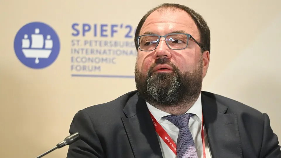 Глава Минцифры объявил о намерении интегрировать механизмы возрастной идентификации на онлайн‑платформах. Рассматриваются варианты через «Госуслуги» и методы с использованием ИИ; эксперты предупреждают о рисках утечек персональных данных.