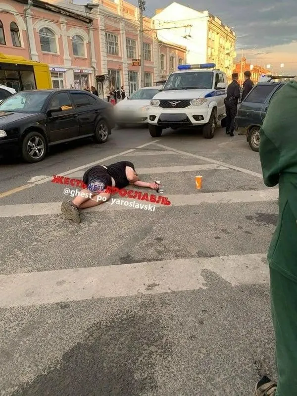 В соцсетях появилась фотография мужчины, лежащего на асфальте после конфликта. По одной из версий, он ударил девушку, после чего его побили. Правоохранители выясняют обстоятельства.